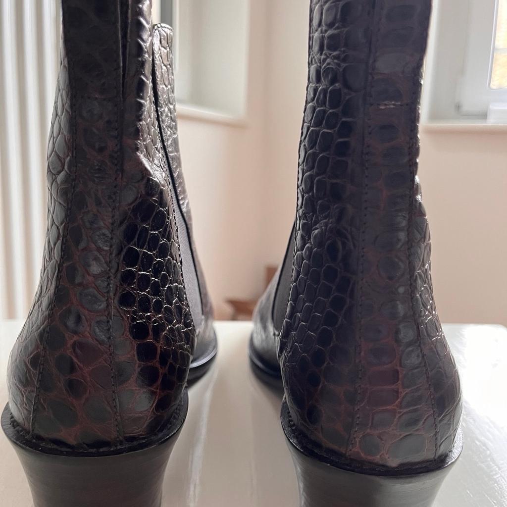 Im Auftrag einer sehr lieben Bekannte, wird ein Paar Stiefeletten von der Firma Joy Harper in Größe 38 verkauft.

Die Schuhe sind gut verarbeitet und haben kaum Gebrauchsspuren.

Bei Interesse bitte ich um ein Angebot, schaut auch gerne meine weiteren Anzeigen an.

Versand oder Abholung möglich.

Viele Grüße

Hinweis : Tierfreier Nichtraucherhaushalt.

@Slipper @ Schlupfschuh @Krokodilleder Design @Krokooptik
