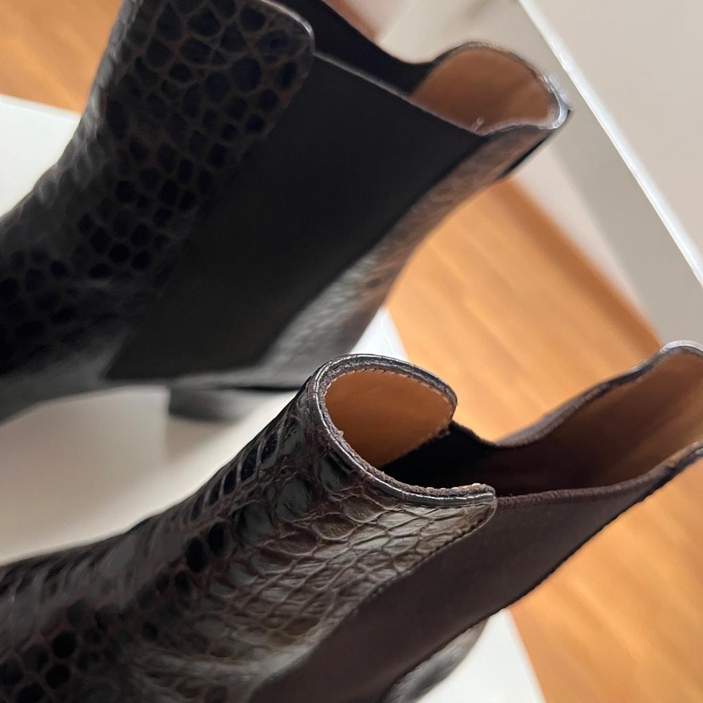 Im Auftrag einer sehr lieben Bekannte, wird ein Paar Stiefeletten von der Firma Joy Harper in Größe 38 verkauft.

Die Schuhe sind gut verarbeitet und haben kaum Gebrauchsspuren.

Bei Interesse bitte ich um ein Angebot, schaut auch gerne meine weiteren Anzeigen an.

Versand oder Abholung möglich.

Viele Grüße

Hinweis : Tierfreier Nichtraucherhaushalt.

@Slipper @ Schlupfschuh @Krokodilleder Design @Krokooptik