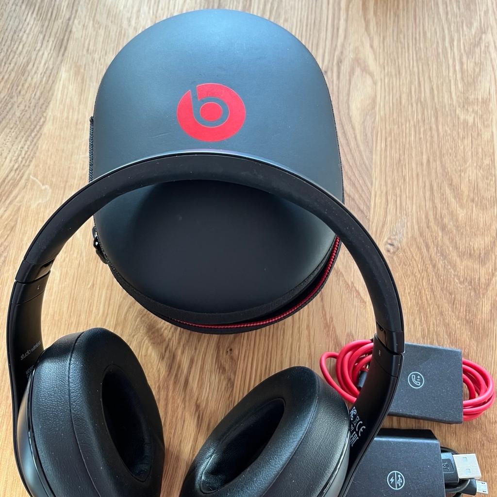 Over-Ear Wireless Bluetooth Kopfhörer mit Etui der Marke.

Modell: Beats Studio 2.0 Wireless: B0501

Bedienelemente am Ohr für Musik und Anrufe

Zubehör:
Etui
Ladekabel
Audiokabel

Privatverkauf: keine Garantie oder Gewährleistung, keine Rücknahme.