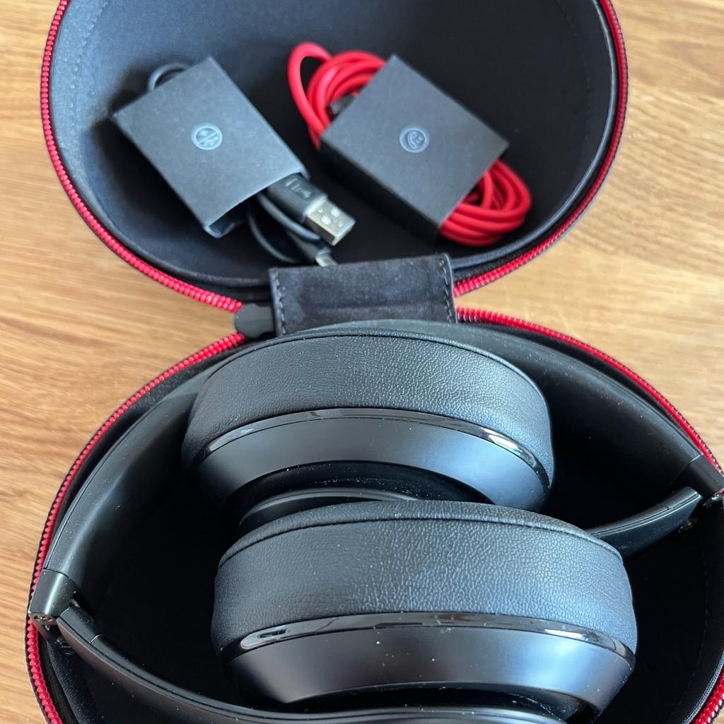 Over-Ear Wireless Bluetooth Kopfhörer mit Etui der Marke.

Modell: Beats Studio 2.0 Wireless: B0501

Bedienelemente am Ohr für Musik und Anrufe

Zubehör:
Etui
Ladekabel
Audiokabel

Privatverkauf: keine Garantie oder Gewährleistung, keine Rücknahme.
