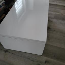 Verkaufe Wohnzimmer Tisch in weiß hochklanz.
l = 100 cm
b = 60 cm
h = 40 cm