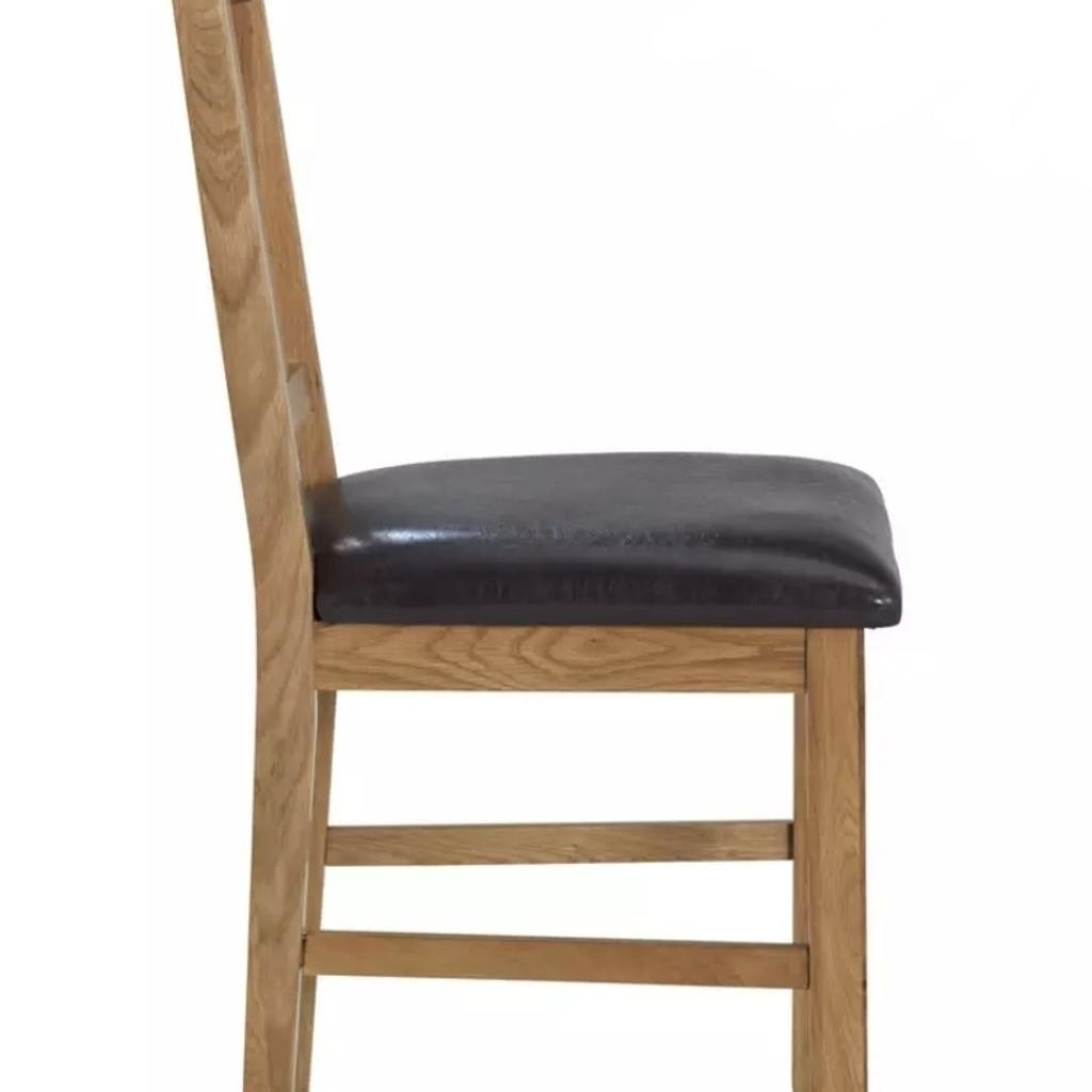 🔹️Pair of solid oak slatted dining chairs

🔹️New

🔹️Size H91, W44, D50cm

🔹️Oak frame with oak legs

🔹️Faux leather seat pad

🔹️Max user weight 110kg