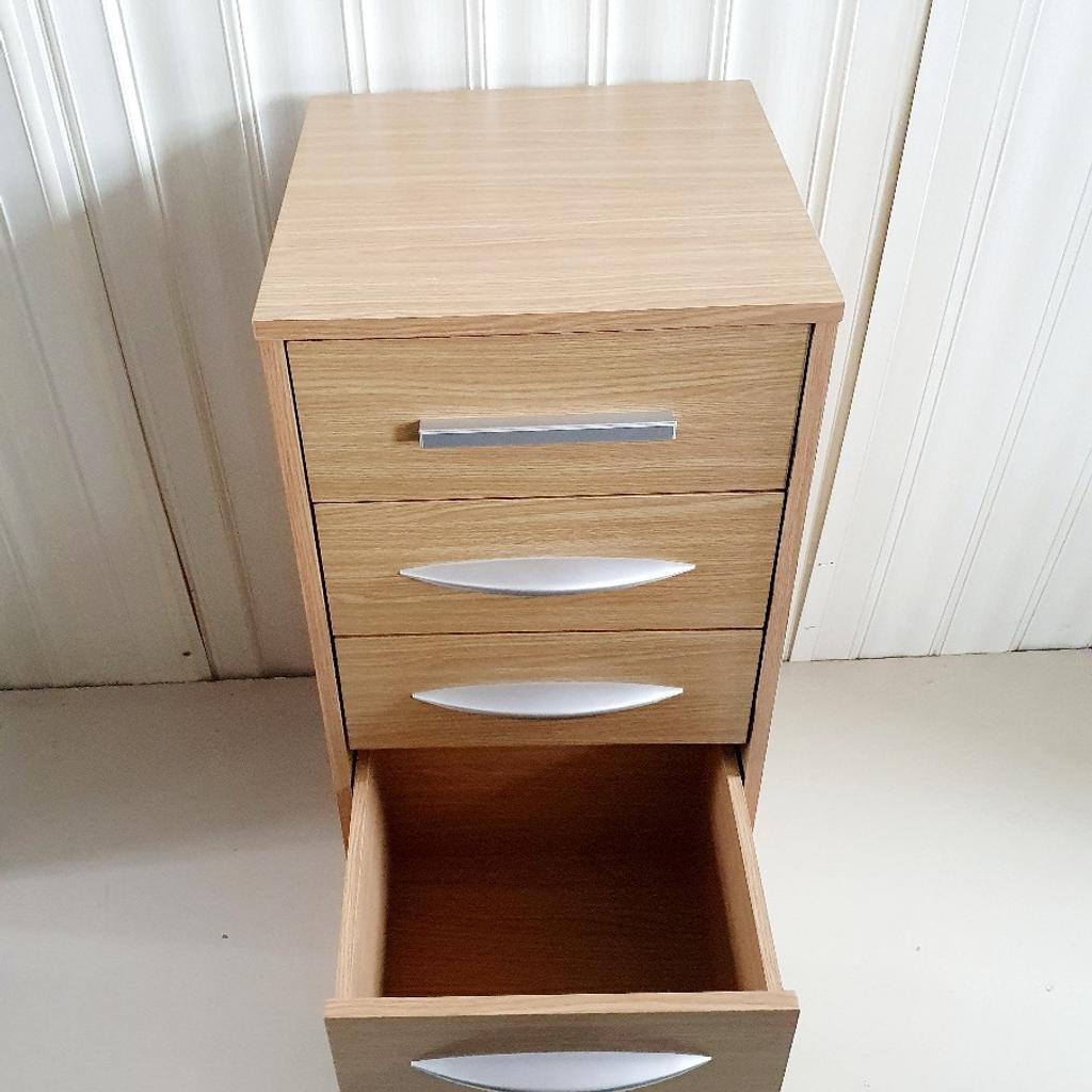 🔹️Filing cabinet

🔹️Ex display

🔹️4 non-locking drawers

🔹️Size H82, W39, D39cm