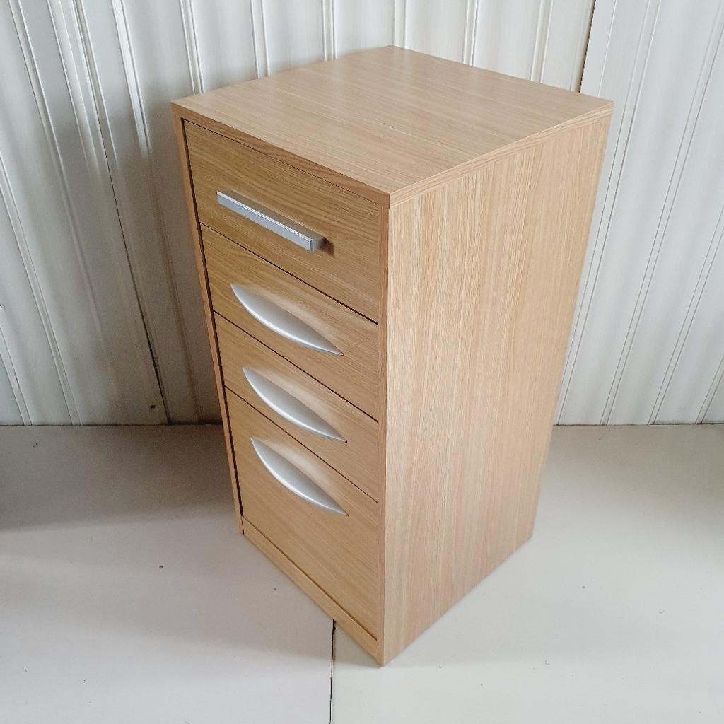 🔹️Filing cabinet

🔹️Ex display

🔹️4 non-locking drawers

🔹️Size H82, W39, D39cm