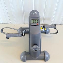 🔹️Opti mini exercise bike

🔹️New

🔹️Manual resistance system.

🔹️Console feedback including: scan, time, distance, count, total count, calories.

🔹️Variable tension control.

🔹️Pedal straps.

🔹️Maximum user weight 100kg (15st 10lb)

🔹️Batteries required 1 x AAA 

🔹️Size H31, W39, D40cm.