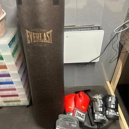 Everlast boxing bag 4ft plus bracket to hang it two sets of boxing gloves plus a set of pads