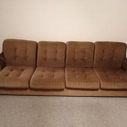 Alte, gern genutzte Couch mit 2 Sesseln zu verschenken. Ideal für Partykeller, Clubraum etc.
Couch: L234cm, T81cm, H34/70cm
Sessel: L 84cm, T81cm, H34/70cm
Nur Selbstabholung in Kufstein!