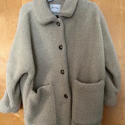 - sehr hochwertige, kuschlige, warme Teddy- Winterjacke der Marke „American Vintage“
- mit 2 seitlichen Eingrifftaschen