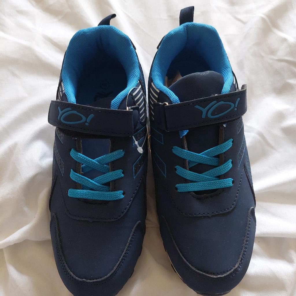 BRAND NEW
Blue trainers
£10