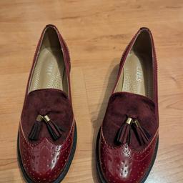Stunning burgundy loafers with suede part.
Perfect for office wear. Too big for me, I have never worn these, might suit a 5.5-6 or a wide foot size 5.
No original box

Bought in Barcelona for 35 euros.