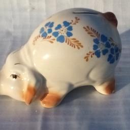 Ceramic Piggy Bank Money Box.

6” X 8” Vintage Faimar ceramic Sniffing Piggy Bank.

Great condition for it's age, as just has some crackling in the glaze but structurally fine & dings.


Box 1216