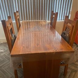 Heavy table and chairs. X4 chairs. Doesn’t come with table cloth. Chairs are solid oak not sure about the table