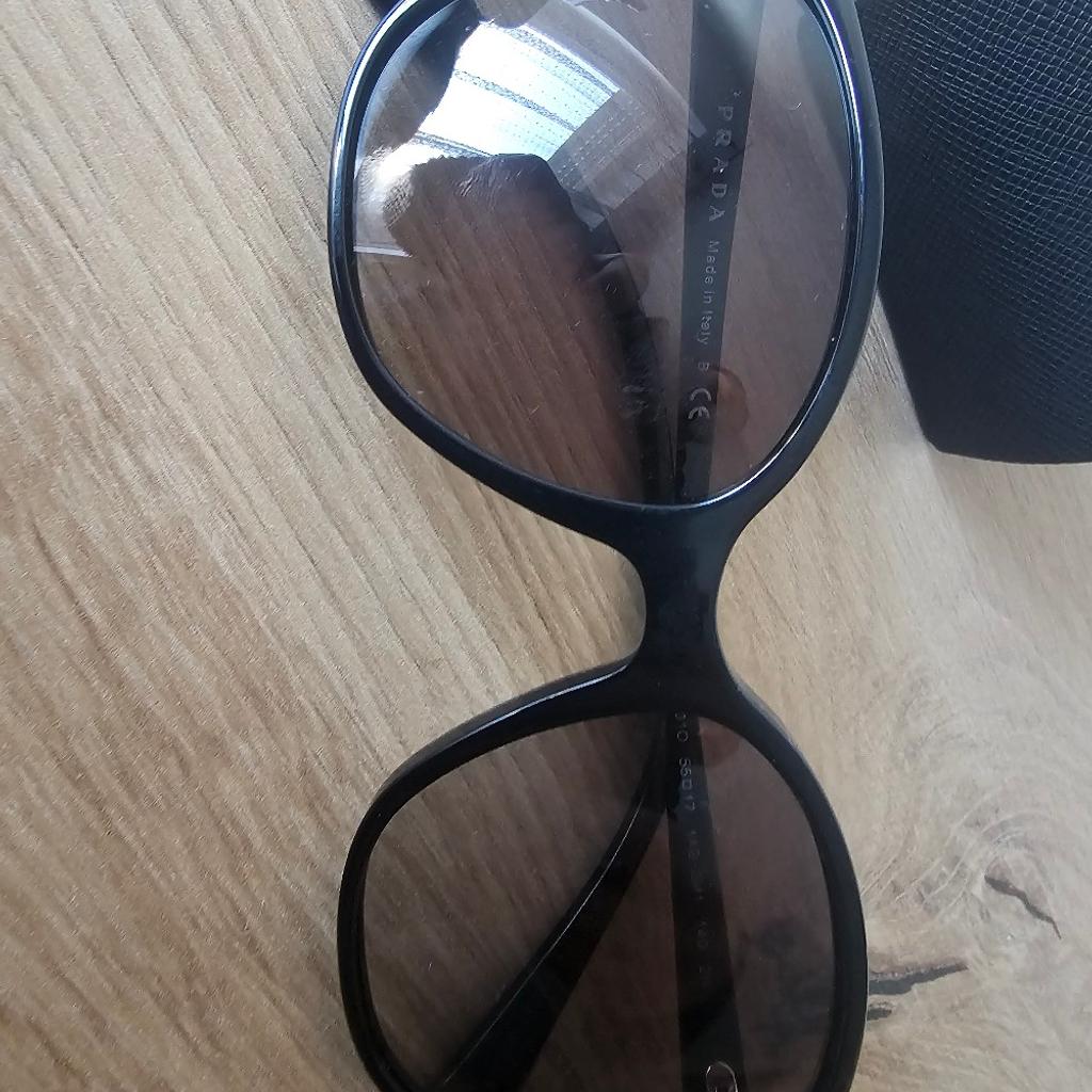 Ich verkaufe eine Prada-Sonnenbrille für Damen. Die Brille ist in ausgezeichnetem Zustand und wurde nur wenig getragen. Die Originalverpackung liegt der Brille bei.