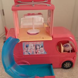.verkaufen einen großen Barbie Camper (Wohnmobil) mit Außenpool und Wasserrutsche (ohne Verpackungskarton) im gutem Zustand.#valentin