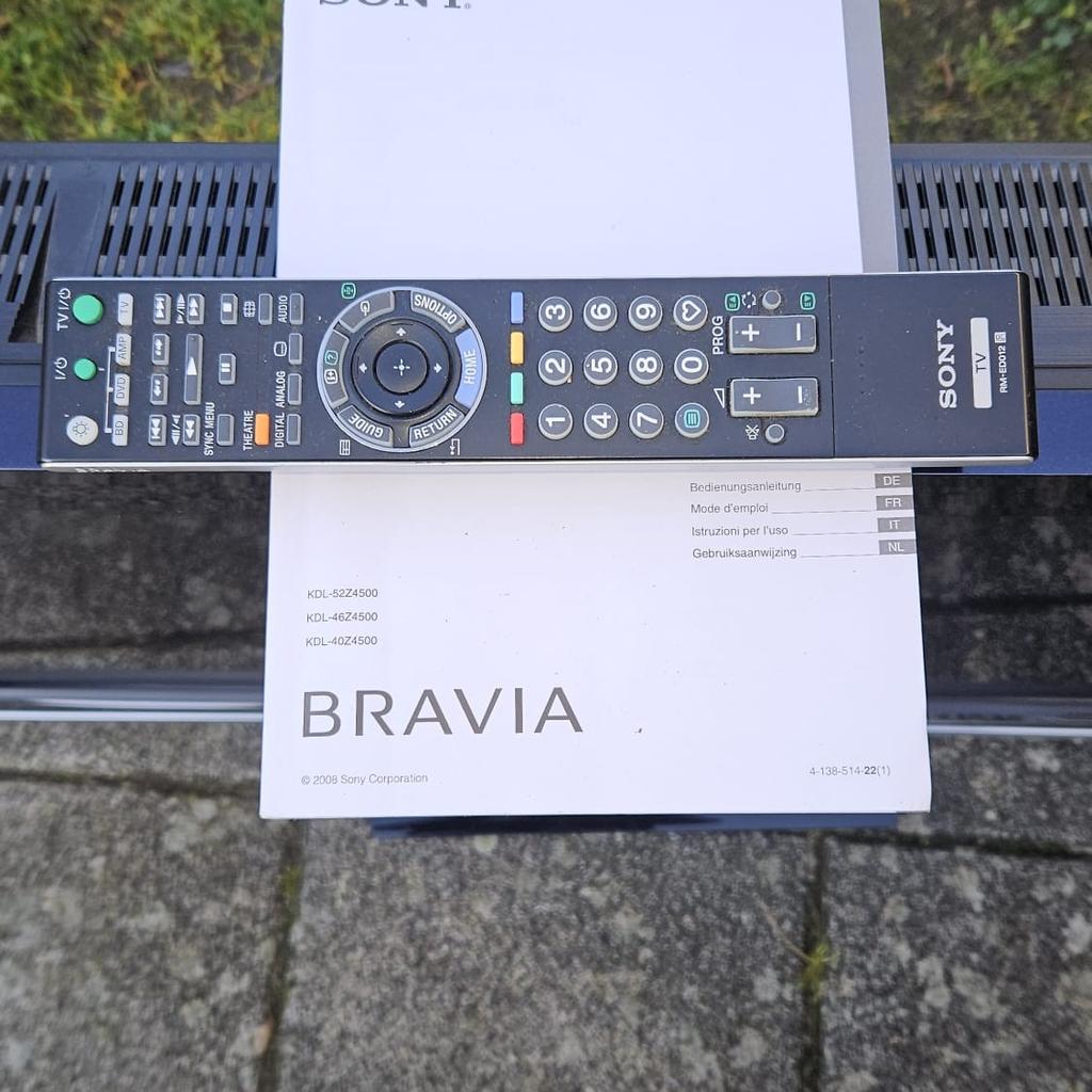 Sony Fernseher Bravia mit Fernbedienung. Breite 100 cm.Höhe 60 cm.10 Jahre alt.Stand immer nur im Gästezimmer.