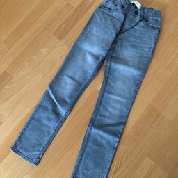 Levi‘s Jungen-Jeans 
Schmal geschnitten 
Bund zum Verstellen
Größe: 152 (12 Jahre)
Farbe: grau

Kein Versand.