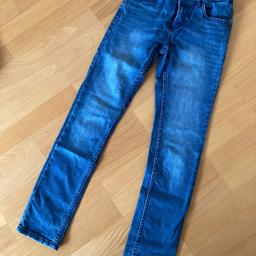 Levi‘s Jungen-Jeans
Schmal geschnitten
Bund zum Verstellen
Größe: 152 (12 Jahre)
Farbe: Blau

Kein Versand