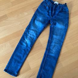 Levi‘s Jungen-Jeans 
Schmal geschnitten 
Bund zum Verstellen
Größe: 152 (12 Jahre)
Farbe: blau

Kein Versand