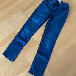 Levi‘s Jungen-Jeans 
Schmal geschnitten 
Bund zum Verstellen
Größe: 152 (12 Jahre)
Farbe: Dunkelblau 

Kein Versand