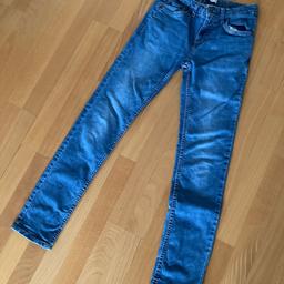 Levi‘s Jungen-Jeans 
Schmal geschnitten 
Bund zum Verstellen
Größe: 164 (14 Jahre)
Farbe: blau

Kein Versand