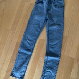 Levi‘s Jungen-Jeans 
Schmal geschnitten 
Bund zum Verstellen
Größe: 164 (14 Jahre)
Farbe: Grau

Kein Versand