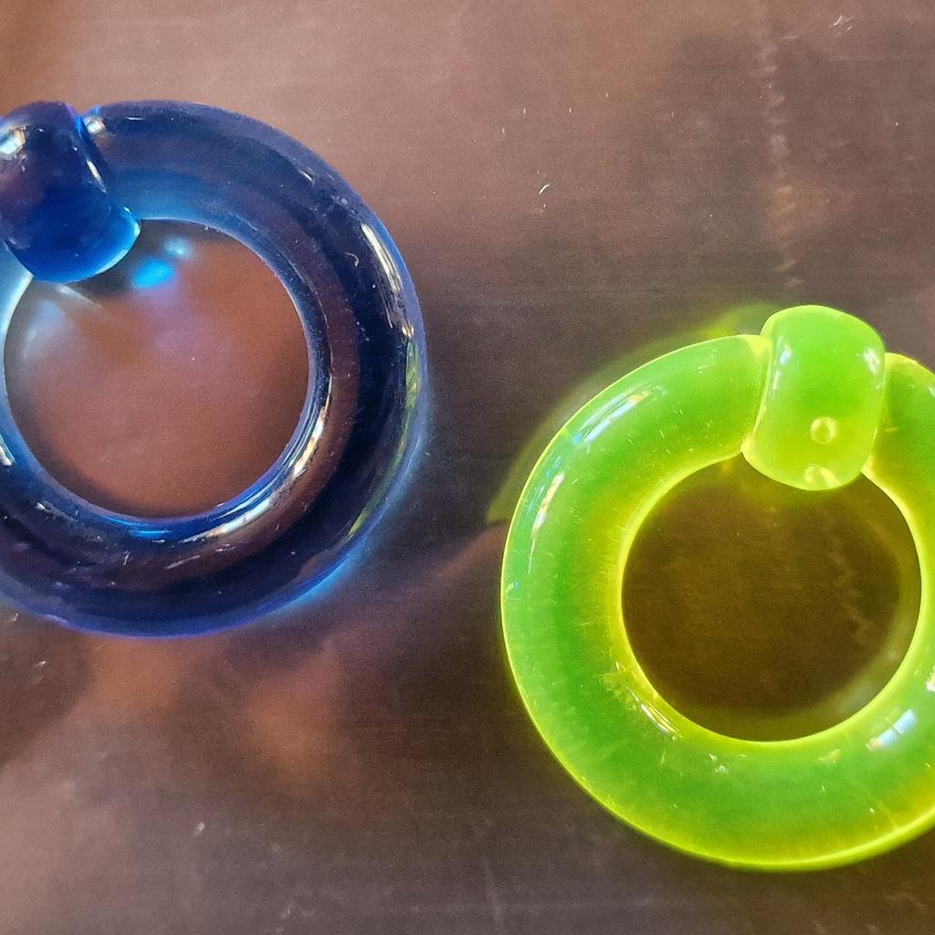 2 Kunststoff Piercing Ringe mit Klemmkugel, 8mm Stärke, 16mm Durchmesser. neongelb und blau.