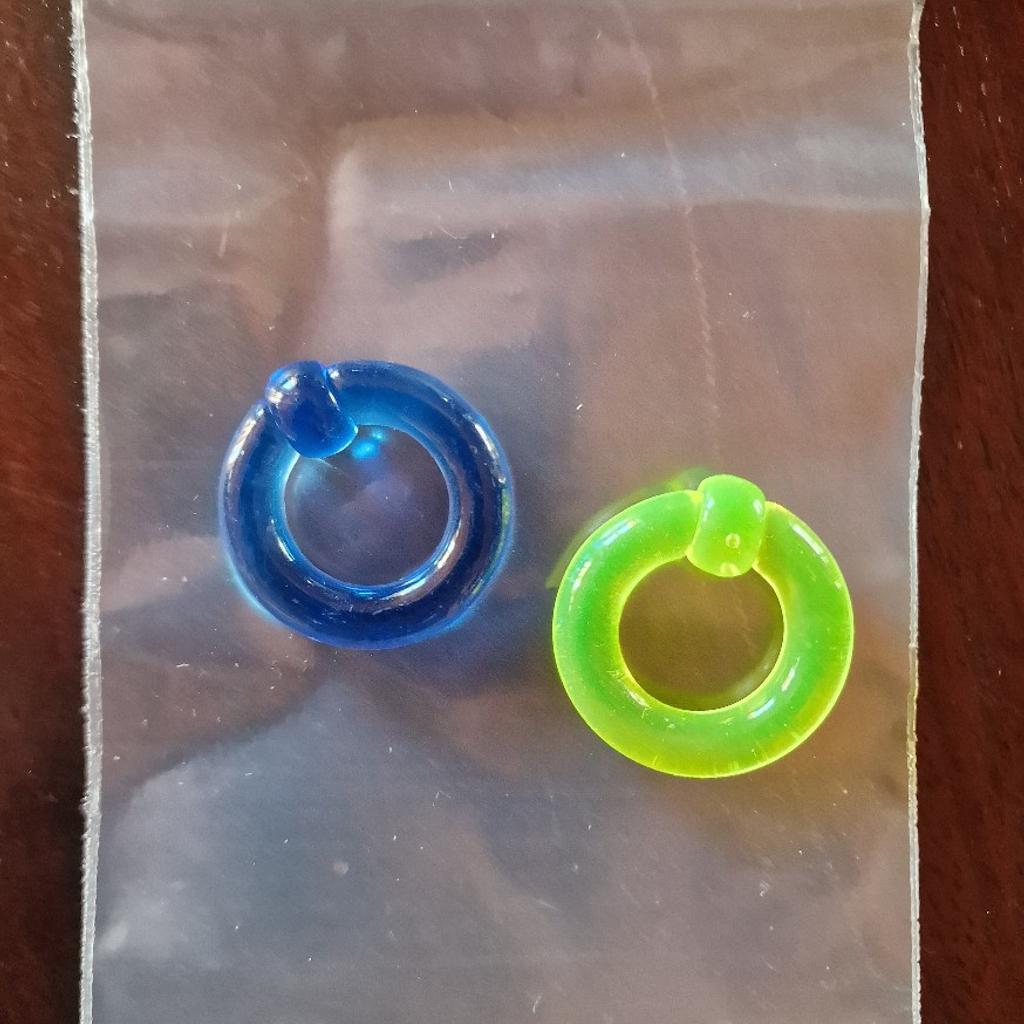 2 Kunststoff Piercing Ringe mit Klemmkugel, 8mm Stärke, 16mm Durchmesser. neongelb und blau.