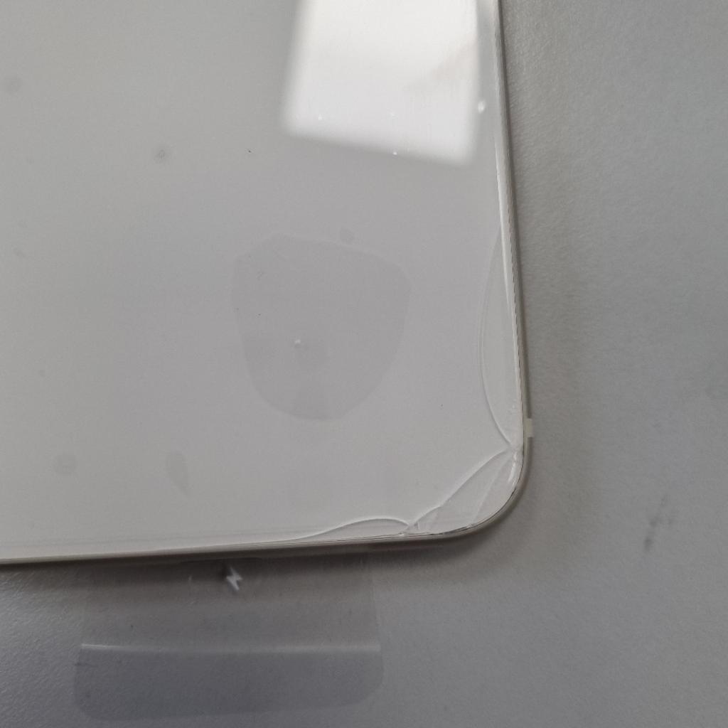 Verkaufe ein wenig gebrauchtes iPhone SE. leider im hinteren Glas leicht gesprungen. funktioniert aber einwandfrei.