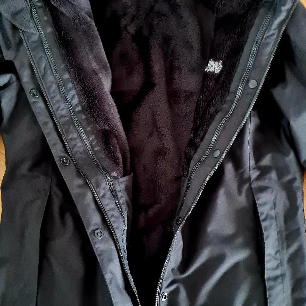 3in 1 Winterjacke Funktionsjacke von Jack Wolfskin
Größe M - 36/38
nur wenige Male getragen
leider zu groß gekauft
Innenjacke zum rausnehmen
im Frühjahr als Regen- oder Windjacke zu tragen
Kaputze abnehmbar
wasserabweisend
kann gerne probiert werden
Neupreis 250 Euro