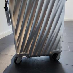 Verkaufe einen Handgepäckskoffer von Tumi in silber. Der Koffer ist aus Aluminium und originalverpackt. Er wurde nicht verwendet. Neupreis 1.150€.