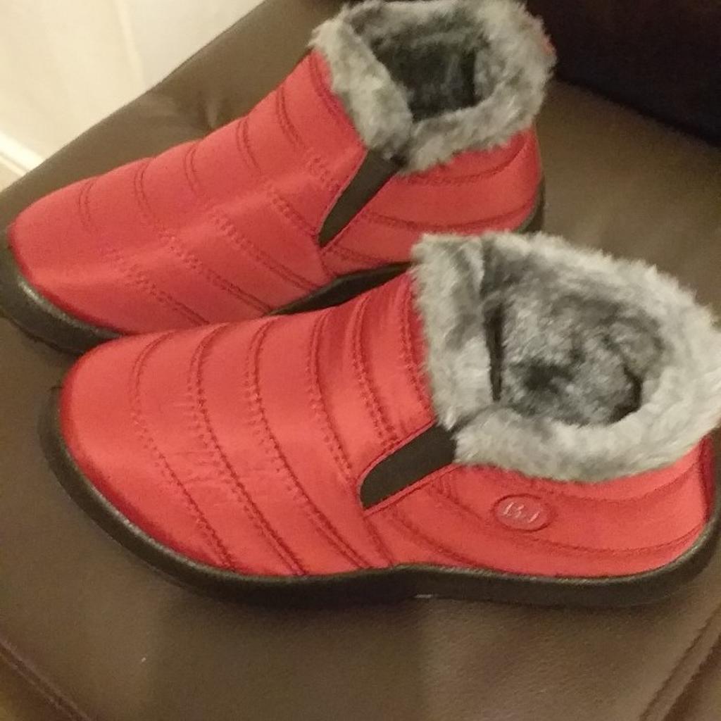 brand new was supposed to be a 5 but a bit snug because fur lined so selling to fit size 4 only tried onlovely and warm and waterproof to thanks for looking