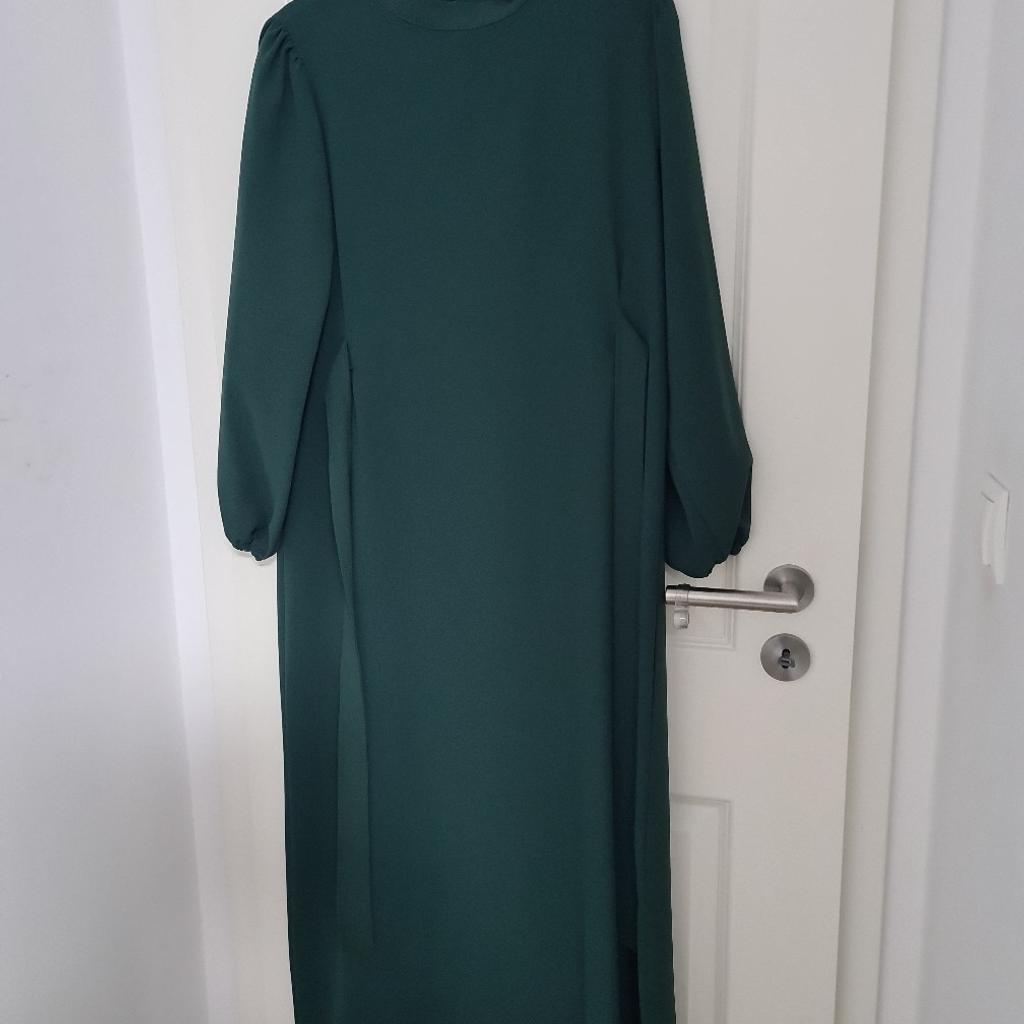 Ein sehr feines Kleid in Tannengrün
grösse 40/42 einstellbar mit dem Bund
Versand zahlt Käufer