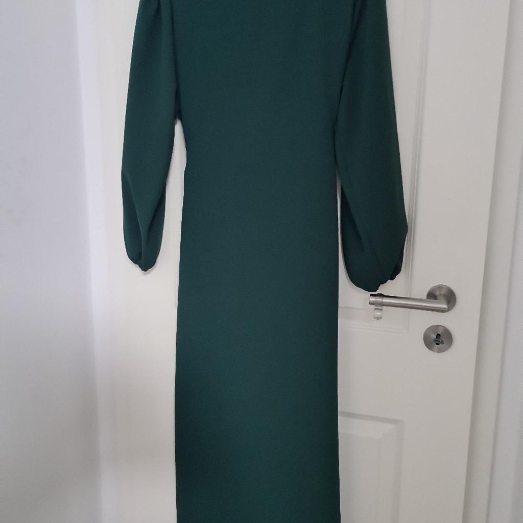 Ein sehr feines Kleid in Tannengrün
grösse 40/42 einstellbar mit dem Bund
Versand zahlt Käufer