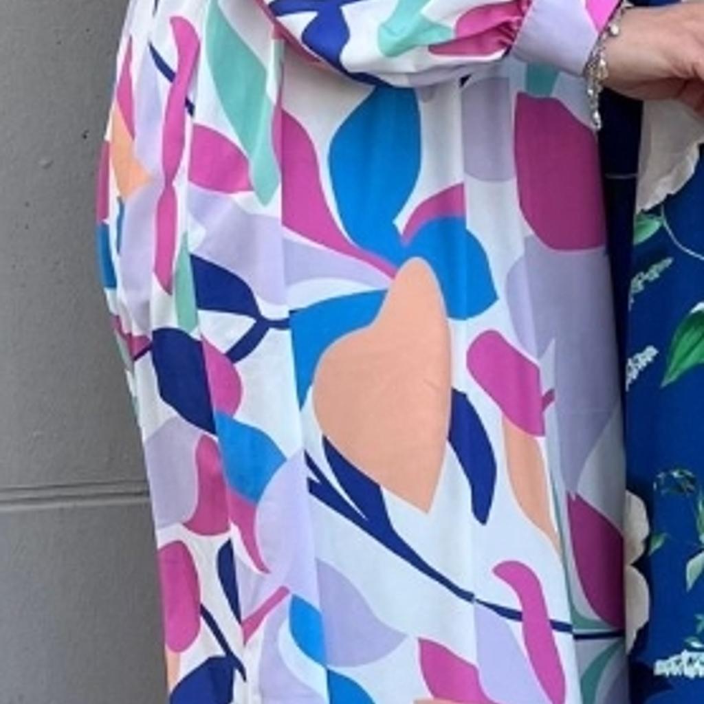 Ein sehr schönes Sommerkleid mit lebendigen Farben
Nur 1x getragen
Versand zahlt Käufer