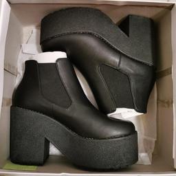 - Größe 36
- plateau boots
- neu und ungetragen
- in original verpackung
- schwarz