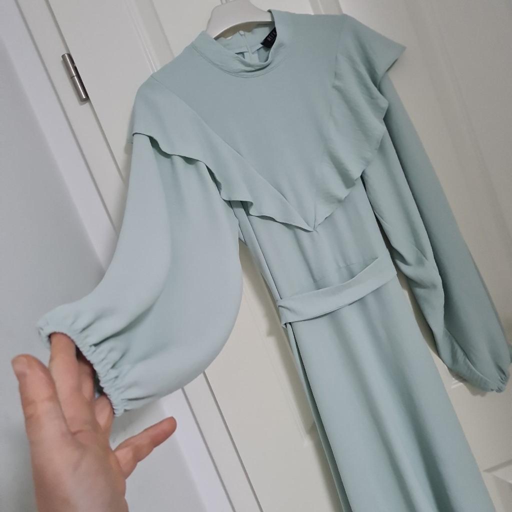 Ein sehr schönes elegantes Abendkleid mit Volantdetaille
 aus einem sehr feinen Stoff
In einem hellen Mintgrün
Versand zahlt Käufer