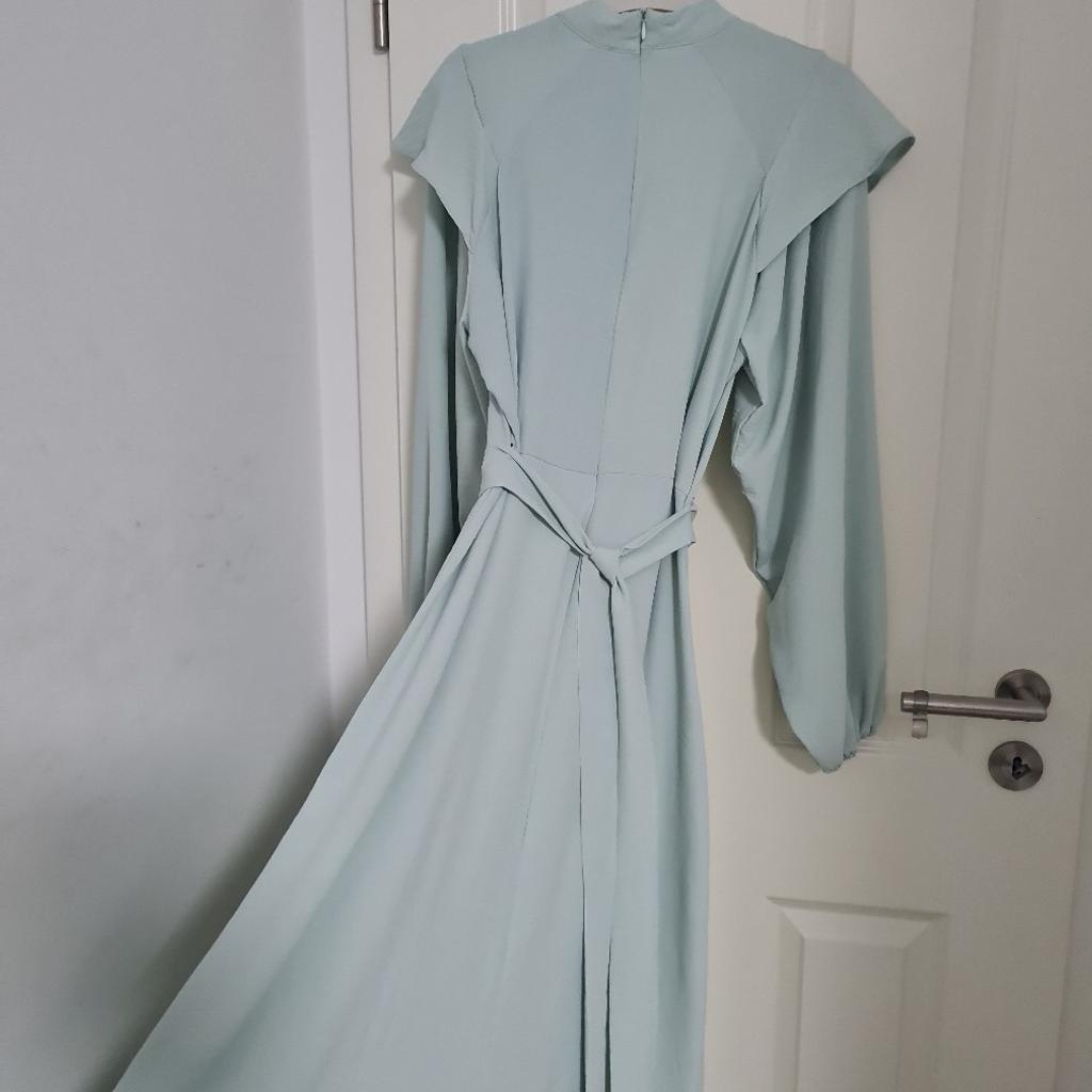 Ein sehr schönes elegantes Abendkleid mit Volantdetaille
 aus einem sehr feinen Stoff
In einem hellen Mintgrün
Versand zahlt Käufer