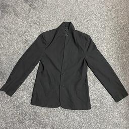 Here is a blazer for sale it’s in very good condition and clean for children age 15-16 years old the height is 170-176cm and used only 8 to 9 months. Buyer have to pay cash and collect his self pls.