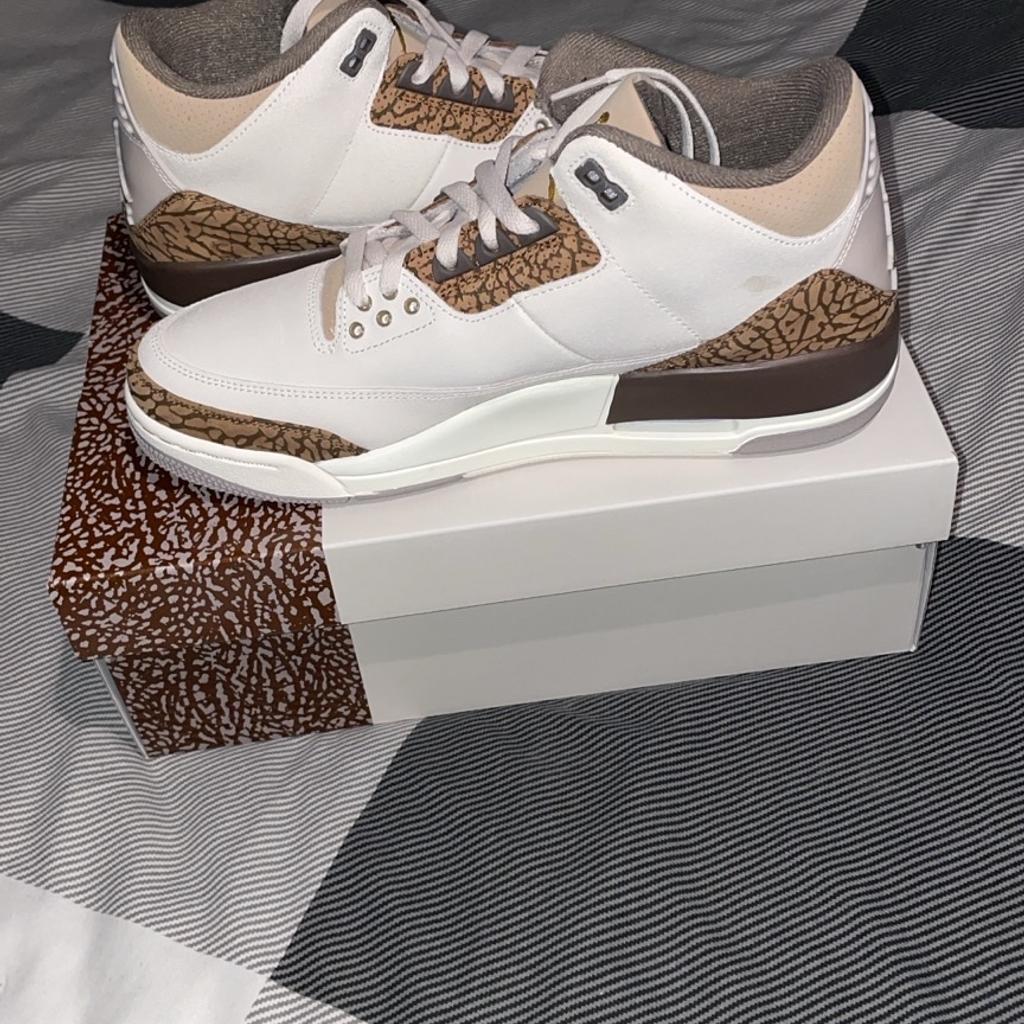 Air Jordan 3 “Orewood” Brown Size 9

Brand new and still in original boxing, these photos honestly do not do the shoe any justice! The Palomino and Orewood colourway, along with the addition of the elephant print, distinctly separates itself from other Jordan’s. Inspired from an OG Tinker Hatfield design, all of you sneakerheads will definitely appreciate the mixture of the upper white leather and beige suede around the ankle collar and tongue, along with a premium synthetic smooth leather tongue.