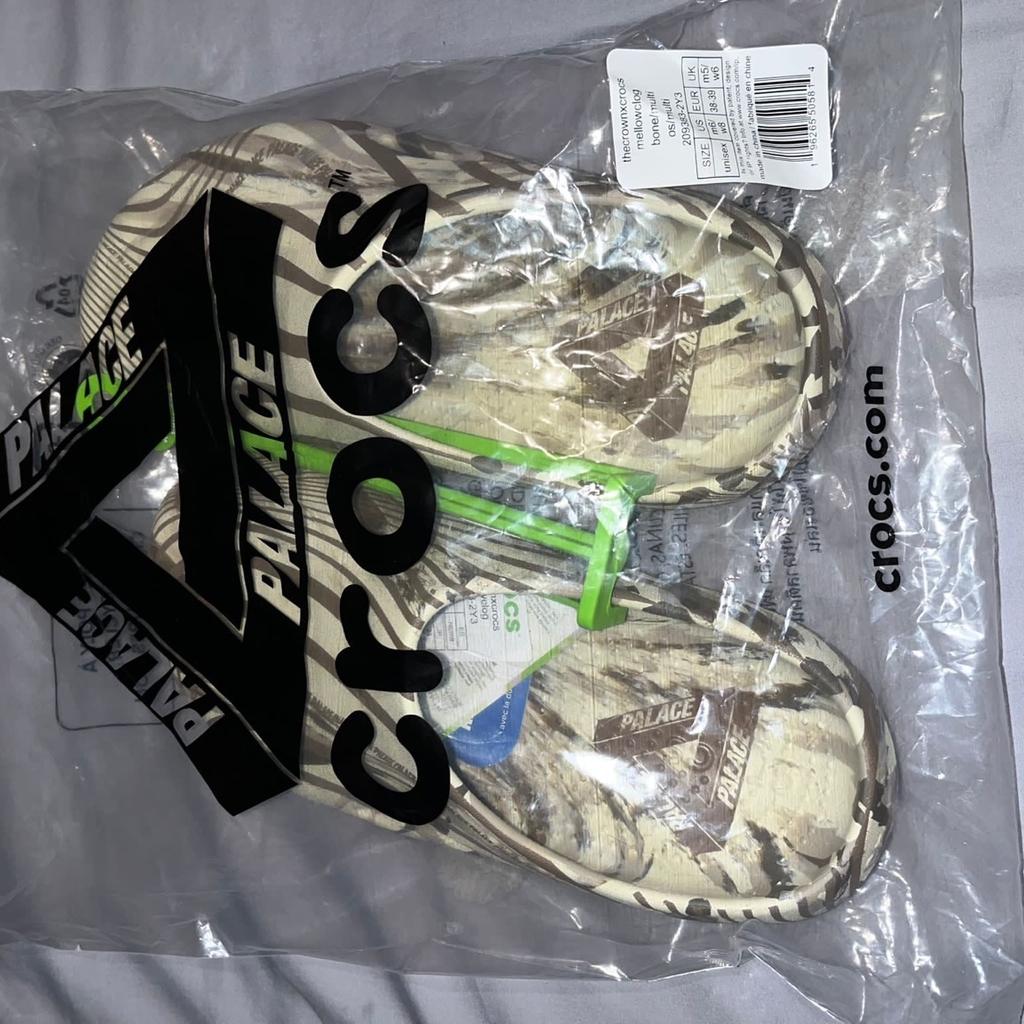 Crocs Mellow Recovery Clog Palace Bone- Size 5

Brand new and still in original packaging, these crocs are unisex- UK Size 5 men’s/ 6 women’s, US Size 6 men’s/ size 8 women’s, EU Size 38-39. These are perfect for casual wear, with a stylish turn on your usual Crocs. These go well with light or dark colours and would work perfectly with any type of clothing. They sold out on the Palace website so here’s your chance to see what you missed out on!