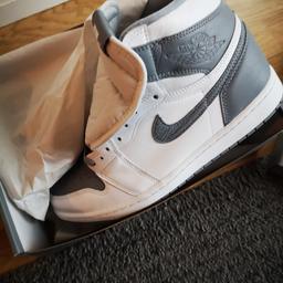Die Nike air Jordan 1 Retro High sind weiß /grau und noch nie getragen. Im Orginal Karton 185 € Normal Preis für 130 €
