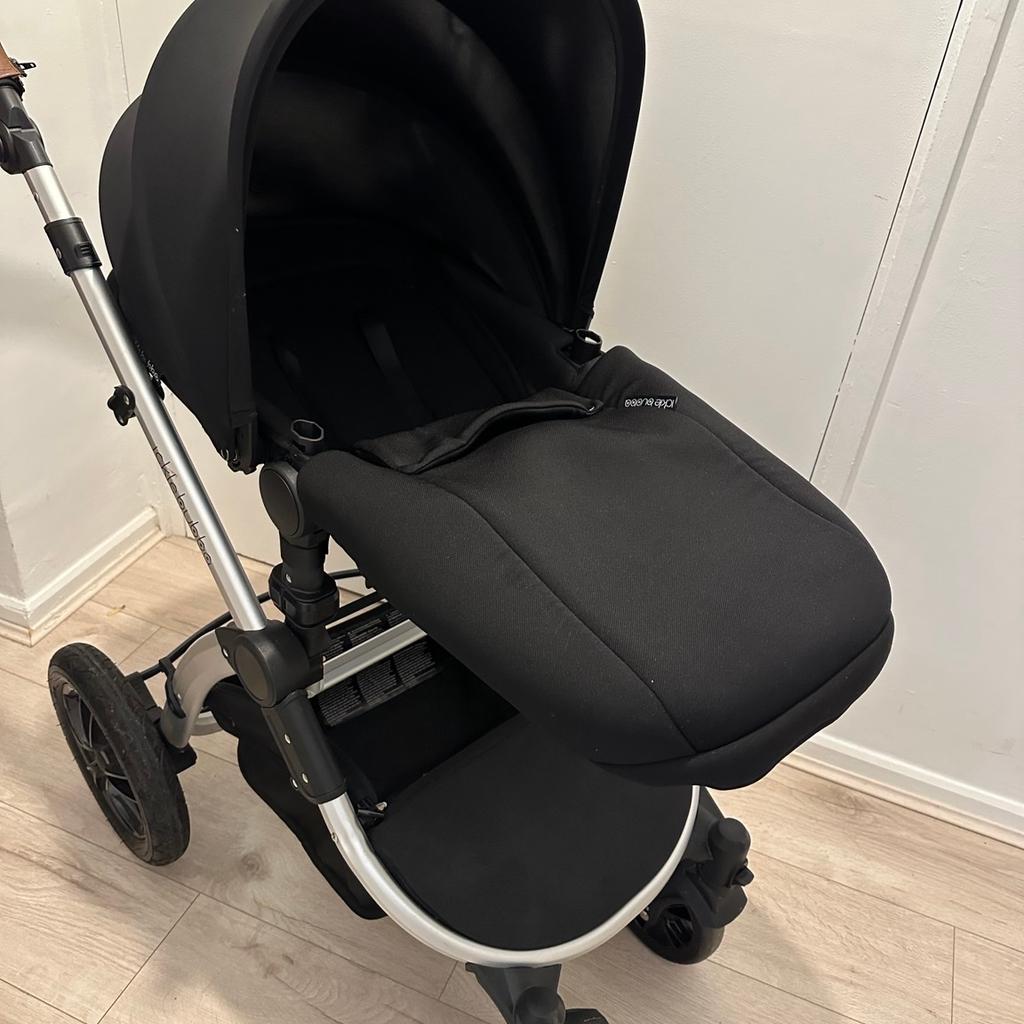 Black and silver brown leather handle
Ickle bubba stomp buggy
With rain cover and foot muff
Large shopping basket
In perfect condition used for a couple months
Front facing can be reclined
Crib option also available