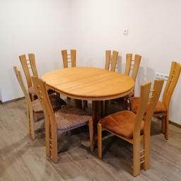 Sehr gut erhaltene Esstischgruppe mit ausziehbarem Tisch und 8 neu tapezierten Stühlen. B104 L 144 H 77cm, ausgezogener Tisch 200cm
