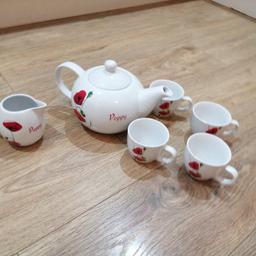 Poppy tea set
Tea pot
Milk jug
4 cups