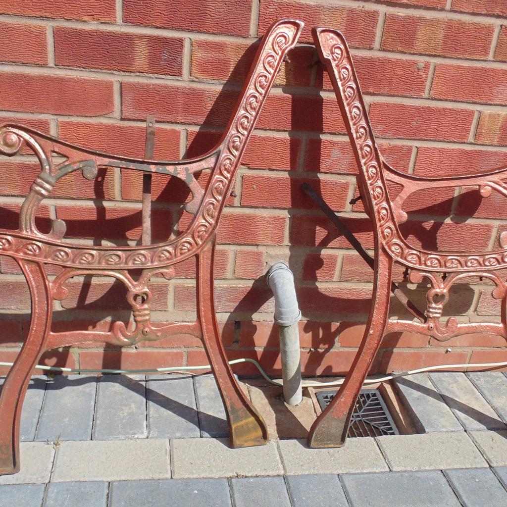 Here we a have a pair of garden cast iron bench ends. In excellent condition, in need of a good clean and painting, nuts and bolts are very rusty. Ref. (#1030)

 Height........ approx 28.5 inch / 72 cm
 Width........ approx 17 inch / 43 cm

Pick up only, Dy4 area. Cash on collection.