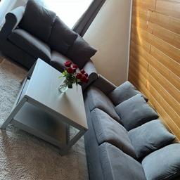 Sofa in grau mit 8 grossen Kissen noch im sehr guten Zustand. Die Bezüge der Kissen und Sitzflächen sind waschbar. 
Nur Selbstabholung!