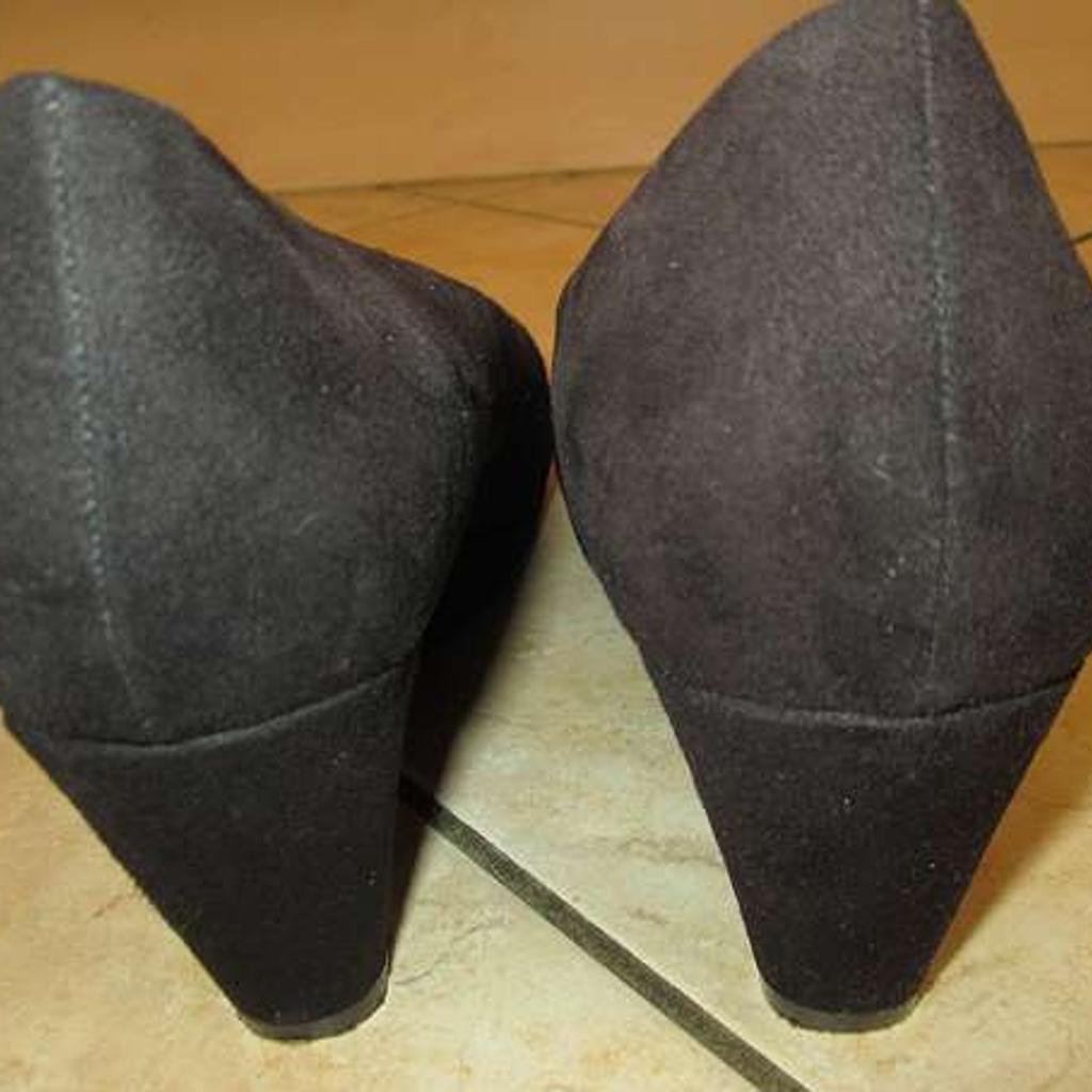 Damen Schuhe / Ballerinas Graceland Gr. 39
von Deichmann

Farbe: schwarz Velour
Schuhe mit Keilabsatz ( 7 cm)

Zustand: Getragen, sehr gut
Selbstabholung oder Versand 4,50€
Privatverkauf