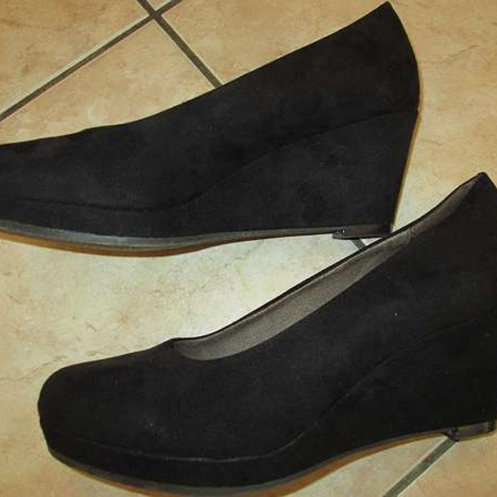 Damen Schuhe / Ballerinas Graceland Gr. 39
von Deichmann

Farbe: schwarz Velour
Schuhe mit Keilabsatz ( 7 cm)

Zustand: Getragen, sehr gut
Selbstabholung oder Versand 4,50€
Privatverkauf