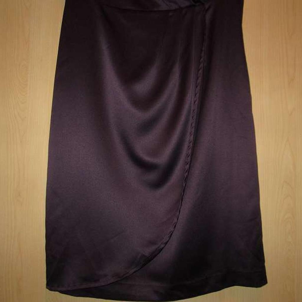 Damen Kurze ärmelloses Minikleid / Etuikleid Gr.38 H§M --------------20€
Abendkleid
zu festlichen Anlässen
mit Y-Ausschnit ( mit Wickelschnitt ), sehr elegant
Farbe: violett , glänzend
mit Reißverschluss
100% Polyester
Länge: ca. 95cm

Damen knielanges ärmelloses Kleid ca. Gr.38 C&A ---------------------20€
Abendkleid / Ballkleid
zu festlichen Anlässen
mit Rundhalsausschnitt, sehr elegant
Farbe: blau, glänzend
Länge: ca. 99cm
gefüttert

Damen Kurze ärmelloses Minikleid / Etuikleid ca. Gr.38-----------------20€
von C&A Your Sixth Sense
mit Rundhalsausschnitt und Steinen (schwarz)
Farbe: schwarz, glänzend
mit Reißverschluss seitlich
mit Volant stufen
Länge: ca. 95cm
gefüttert

Privatverkauf
Versand 4,50€