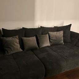 Neu mit der Couch gekauft vor 2 Monaten, möchte aber andere daher müssen diese nun raus 🙈

Braungraue Kissenbezüge, zwei etwas kleiner aber 40x40 Kissen passen bei allen hinein